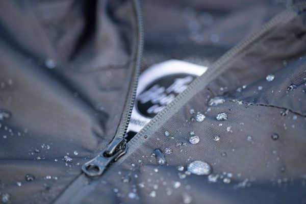 Spray jacket zip detail